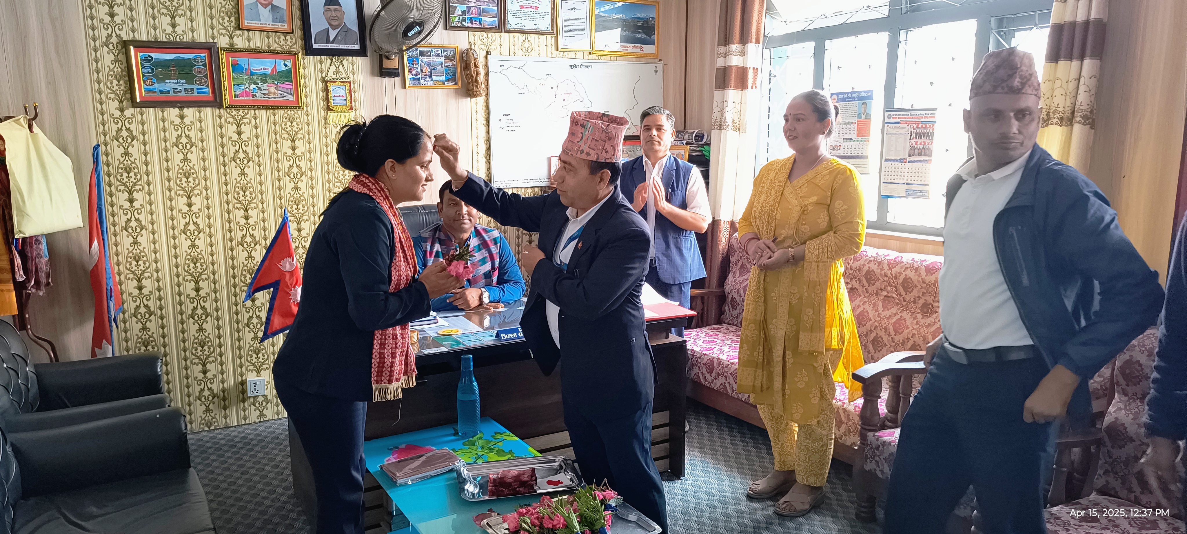 मिति २०८२/०१/०२ गते यस कार्यालयमा सरुवा भएर आउनुभएको शाखा अधिकृत श्री ज्ञानुलक्ष्मी चौलागाई ज्यू लाई स्वागत गरिएको फोटोहरु।
